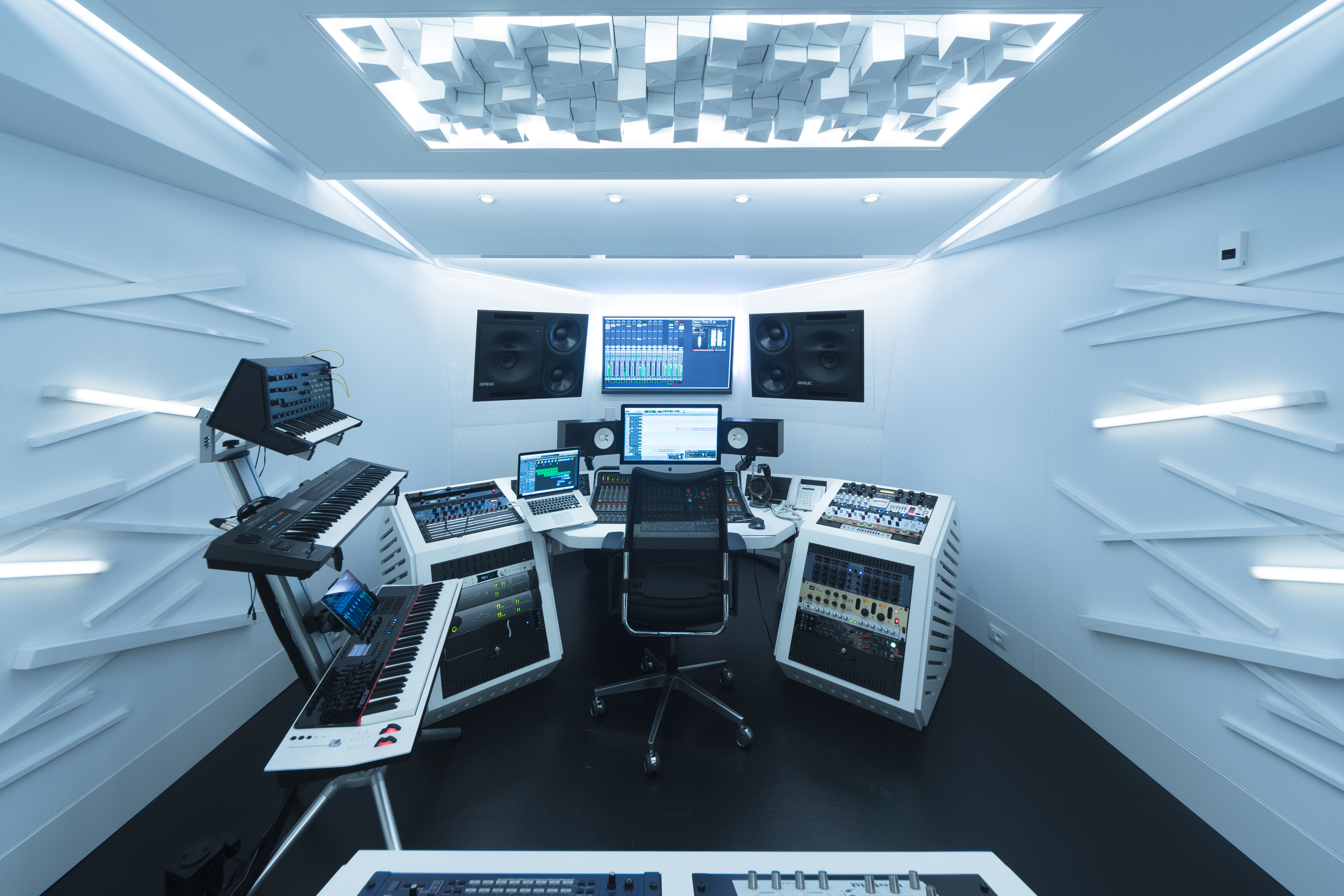 Lingze studio. Дизайн студии звукозаписи. Студия звукозаписи интерьер. Хоум студия. Домашняя DJ студия.